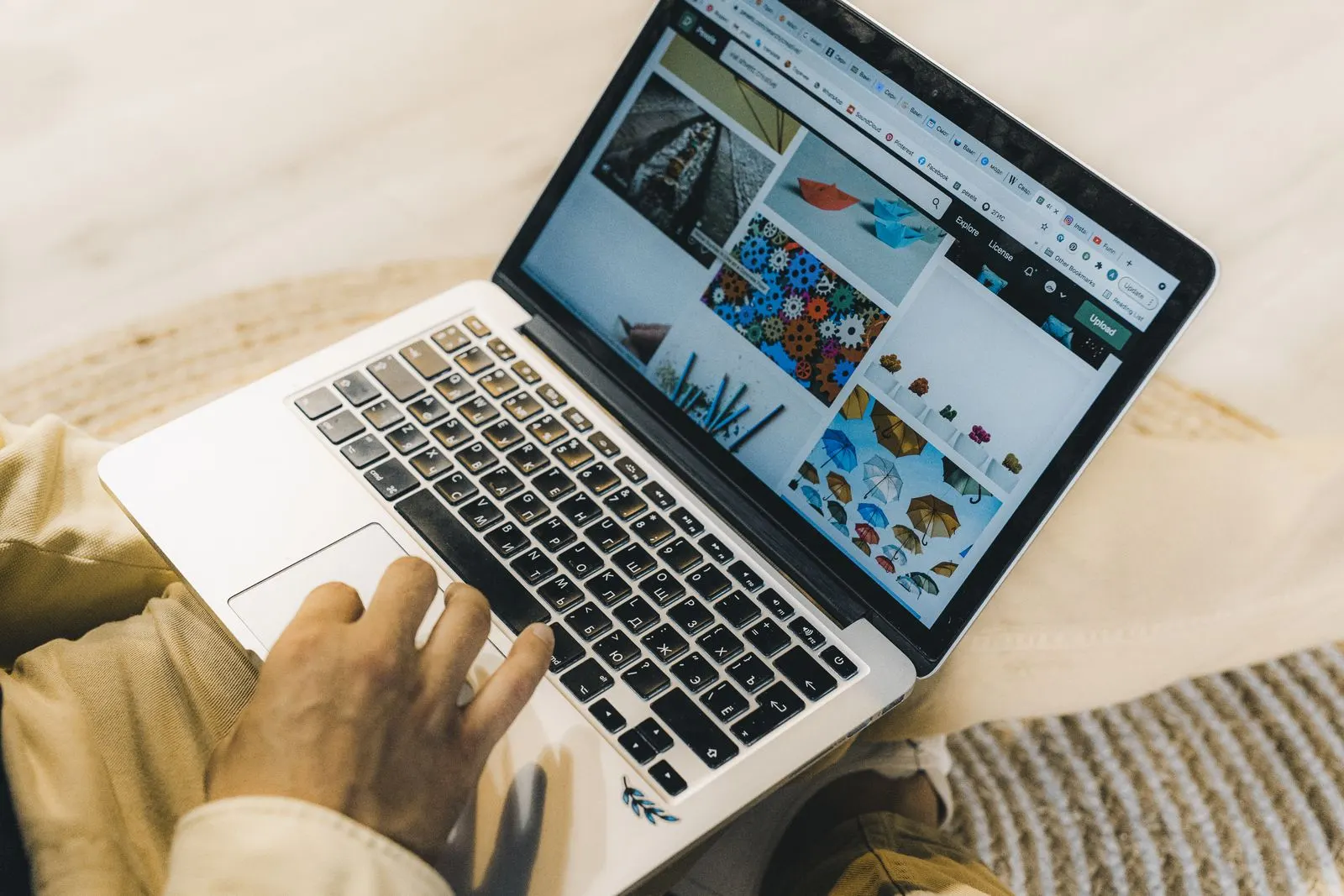 Laptop dengan halaman website terbuka
