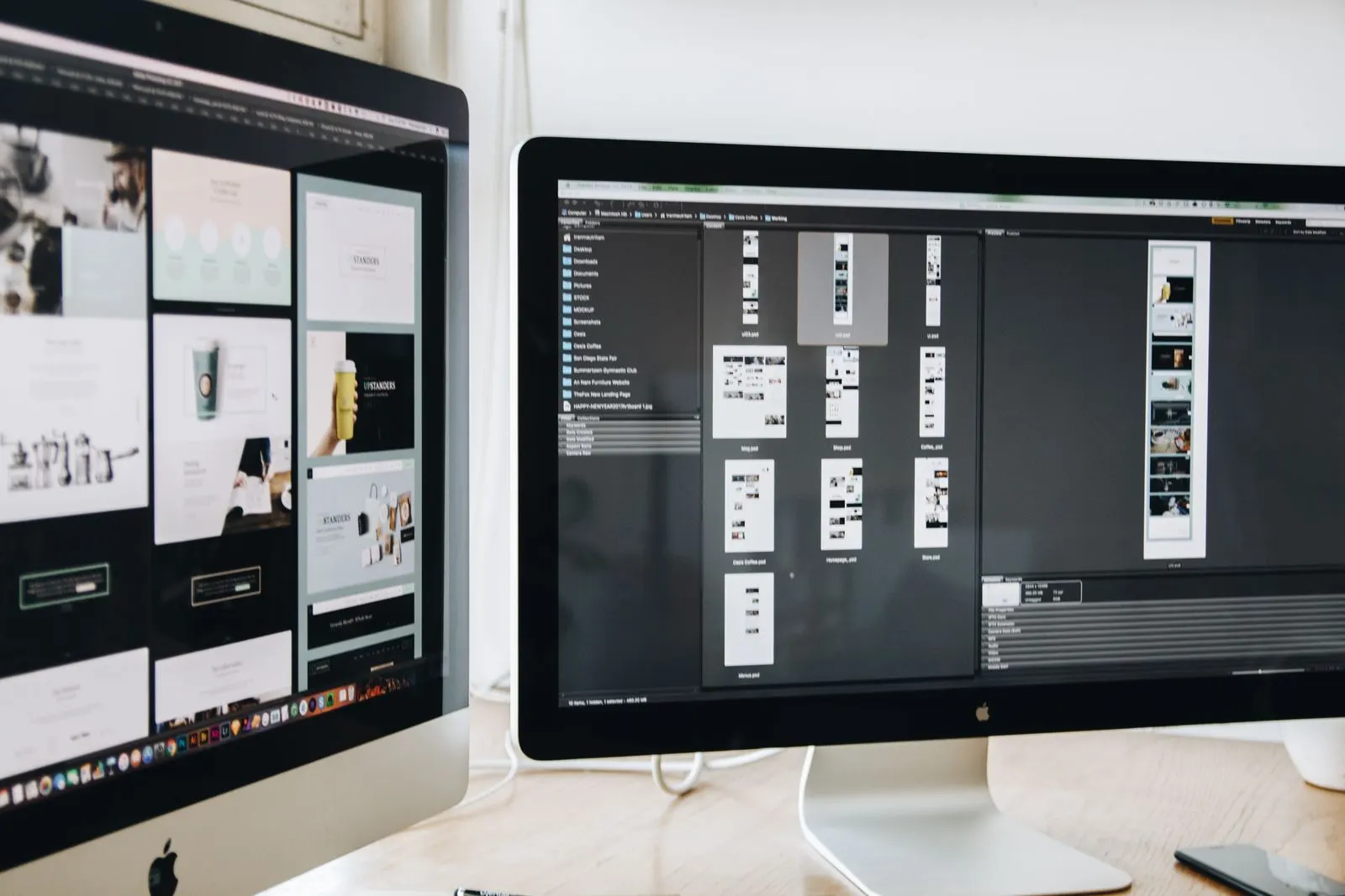 Layar monitor berisi desain website